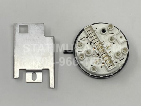 This is the bottom view of a scican hydrim chamber level and overflow switch k oem 01-111408s.